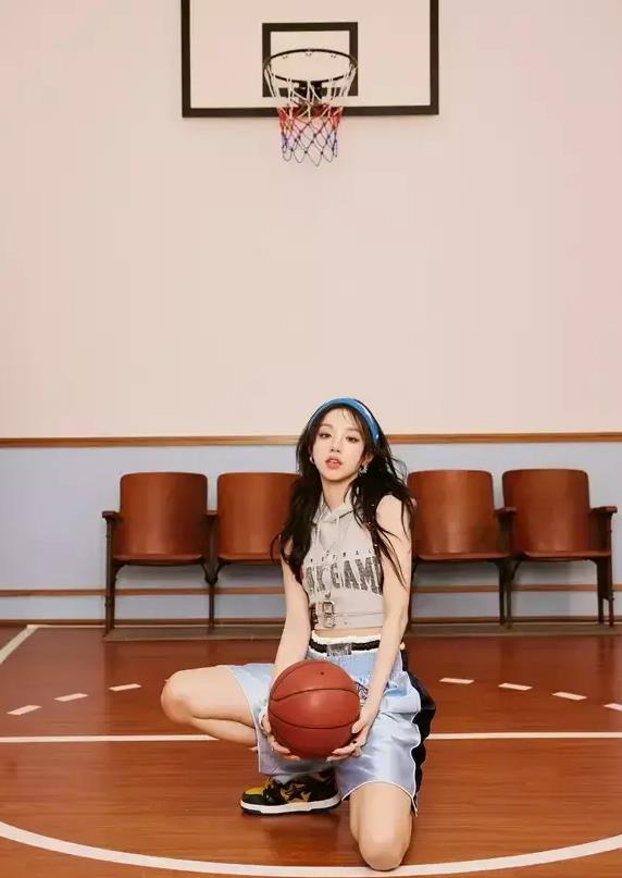 球场外篮球明星投身公益,传递正能量,全场震撼 球场外篮球明星投身公益,传递正能量,全场震撼