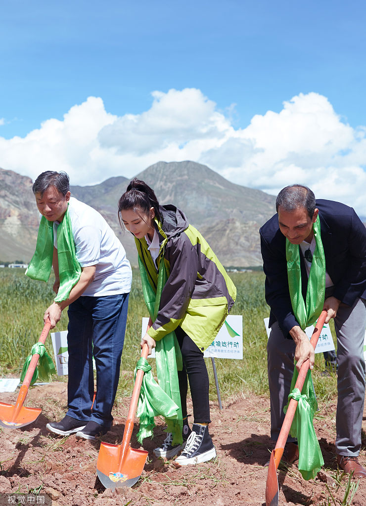 球场外篮球明星投身公益,传递正能量,全场震撼 球场外篮球明星投身公益,传递正能量,全场震撼