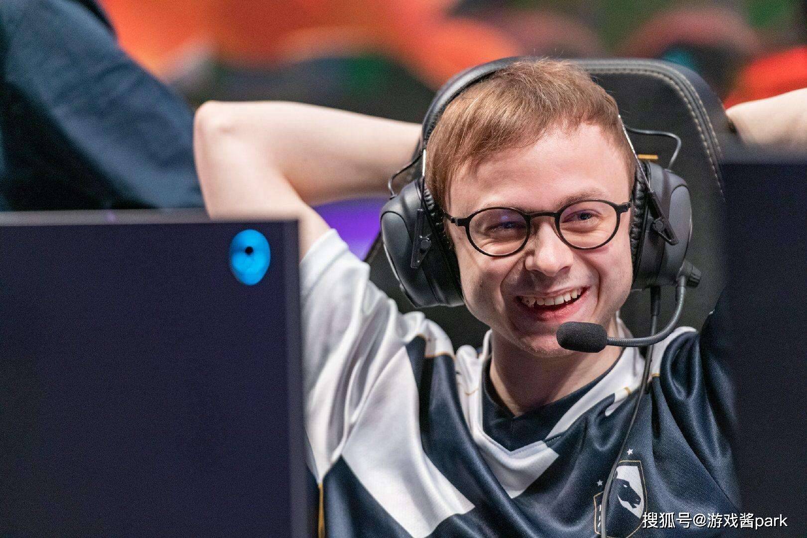 FNC翻盘TL，Crisp操刀奇招英雄翻盘顶尖较量小组赛，引爆全场热议