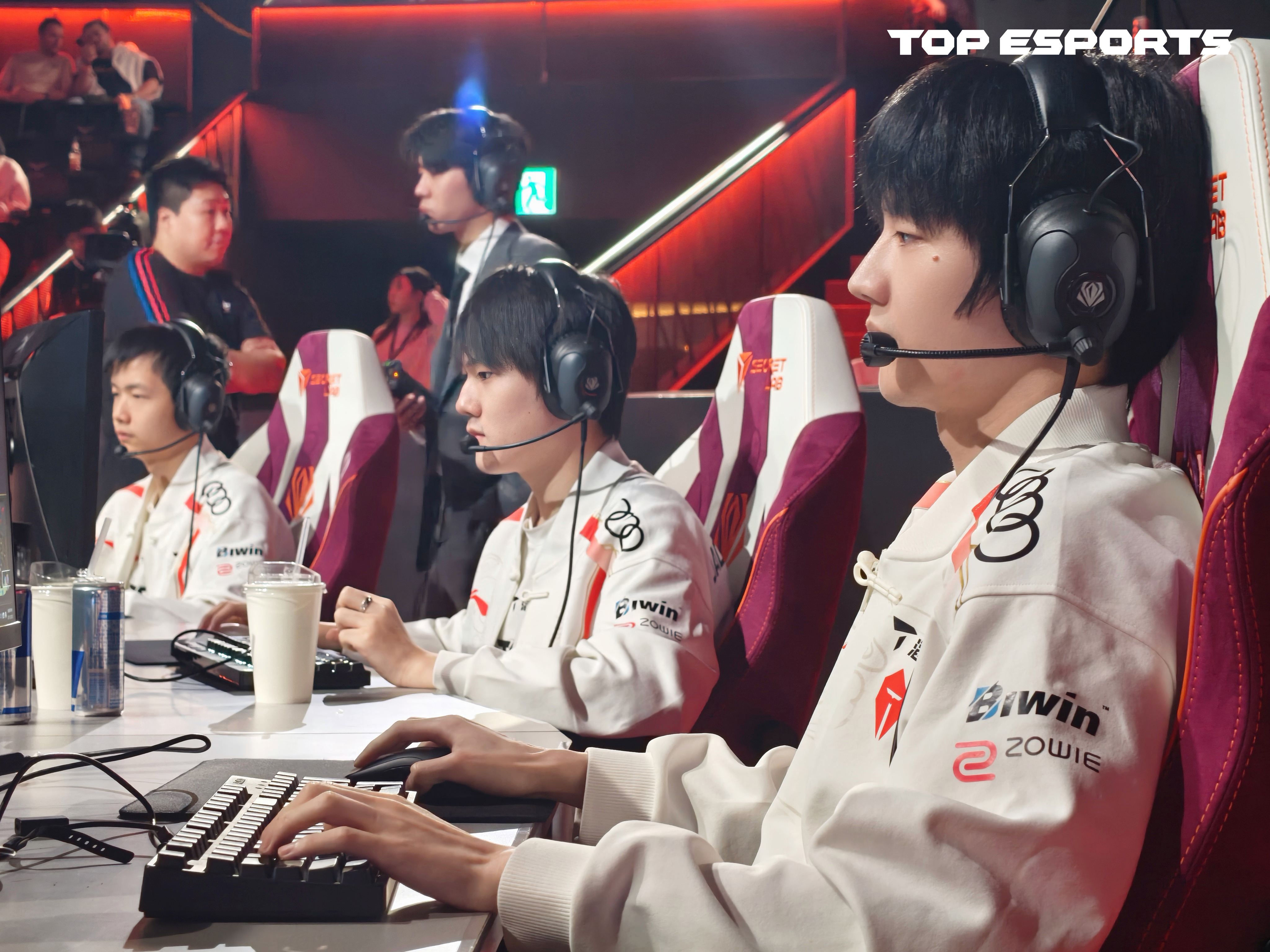 TES险胜EDG,Perkz开启传奇时刻强强对话小组赛,强势挺进下一轮 TES险胜EDG,Perkz开启传奇时刻强强对话小组赛,强势挺进下一轮